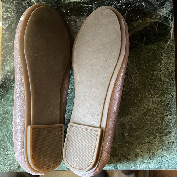 Vionic flats. No insoles. Shimmery lilac color. Pretty. Size 8.5 - Picture 5 of 8